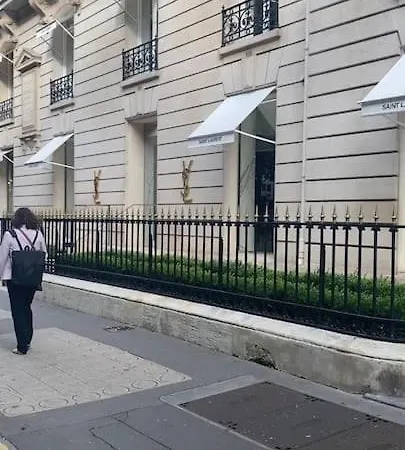 : Studio Avenue Montaigne, Champs-elysees Apartment *
